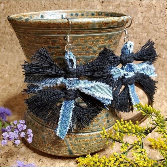 IVY MOUNTAIN CRAFTER Handmade Feather Earrings - Picture 1 of 2